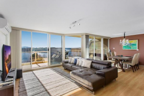 Beautiful 2-Bed Unit with BBQ Balcony & Lake View